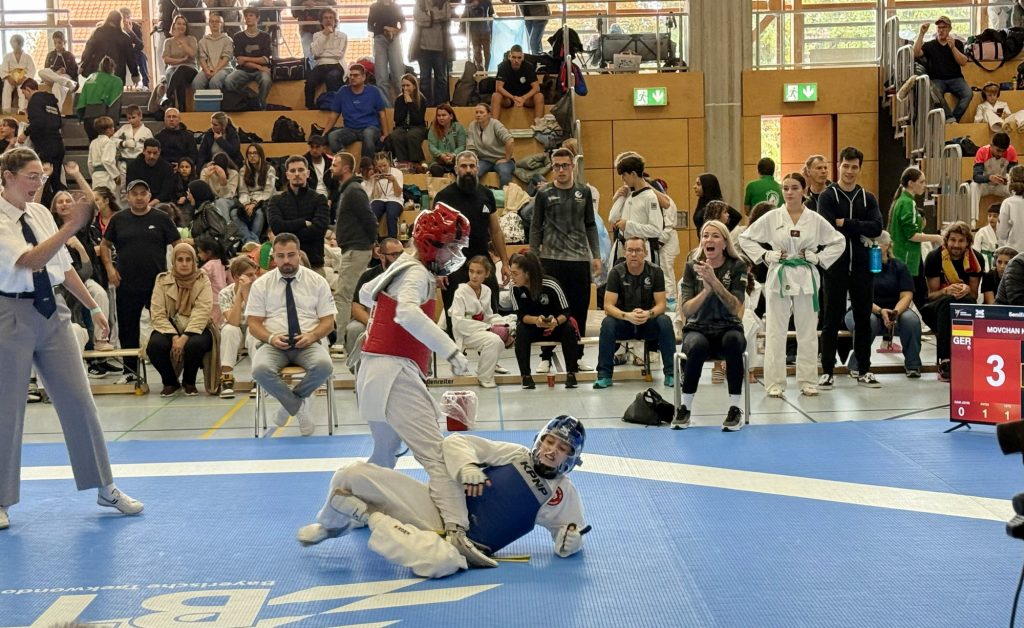 Kristina Movchan aus Marktoberdorf rote Weste -Gold beim Bayernpokal in Dachau am 18.10.2025