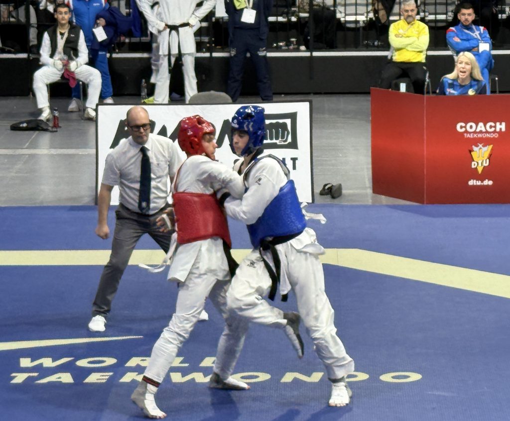 Joshua Mair (rote Weste) im Einsatz