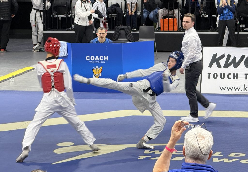 Philipp Knecht (blaue Schutz-Weste) im Einsatz. Im Hintergrund sein Vater und Coach Oliver Knecht (Kaufbeuren).
