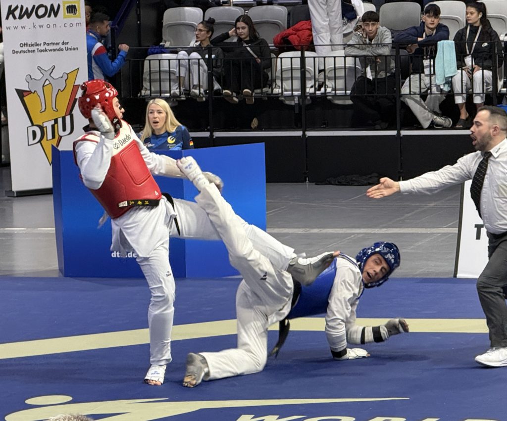 Sebastian Martin (blaue Weste) im Einsatz. Im Hintergrund Coach Mariia Leliukh (Schwangau).